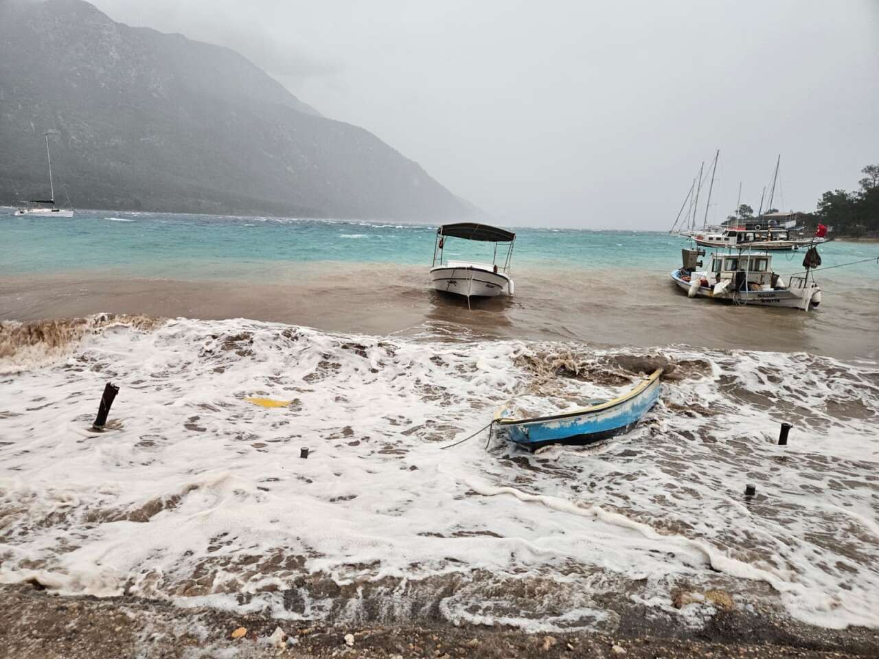 Akbük’te Şiddetli Lodos: Yılların En Etkili Fırtınası Balıkçı Barınağını Vurdu 3